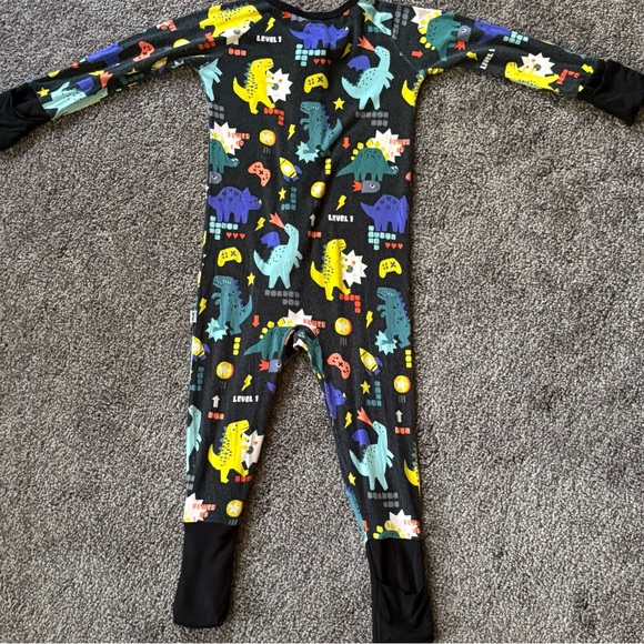 Bundle of Little Sleepies Zippys 6-12 - Picture 11 of 12